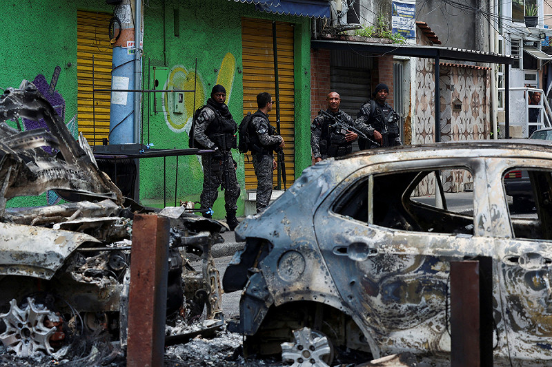 當地時間 28 日,巴西警方發起大規模掃毒行動,打擊盤據在里約熱內盧山坡貧民窟的黑幫兼販毒集團「紅色司令部」。   圖:達志影像/路透社