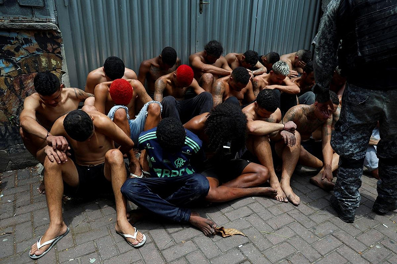 里約州長卡斯楚表示,截至目前為止,當地警方一共逮捕 81 名販毒集團成員,至少 64 人在與警方的交戰中死亡,另有 4 名警員殉職。   圖:達志影像/路透社