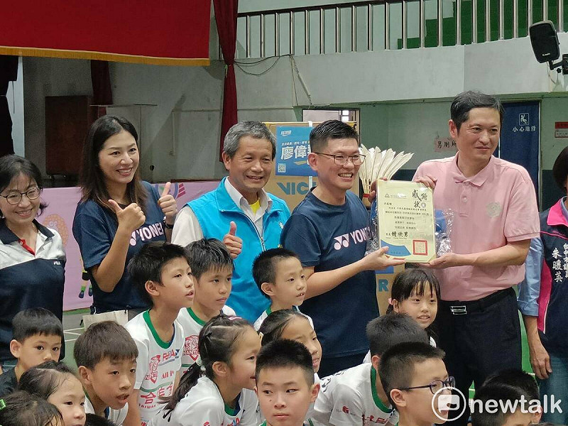 台中南屯國小羽球隊面臨需「球」孔急的窘境,立委廖偉翔獲悉後爭取民間資源,與全國運彩公會一同捐出3600顆羽球,捐贈儀式現場出現久未公開露面的偶像藝人侯湘婷以家長會長身分出席。   圖:唐復年/攝