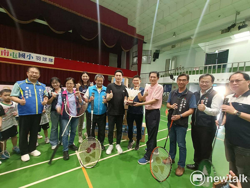 立委廖偉翔與全國運彩公會一同捐出3600顆羽球給南屯國小,今日下午舉行捐贈儀式。   圖:唐復年/攝