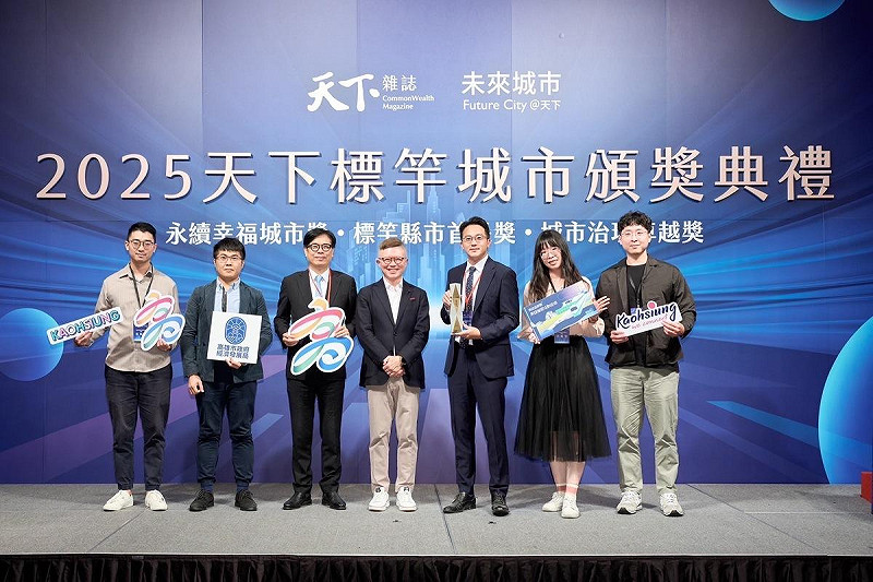 陳其邁(左三)與拿下優選及首獎的經發局合影。   圖:高雄市政府/提供