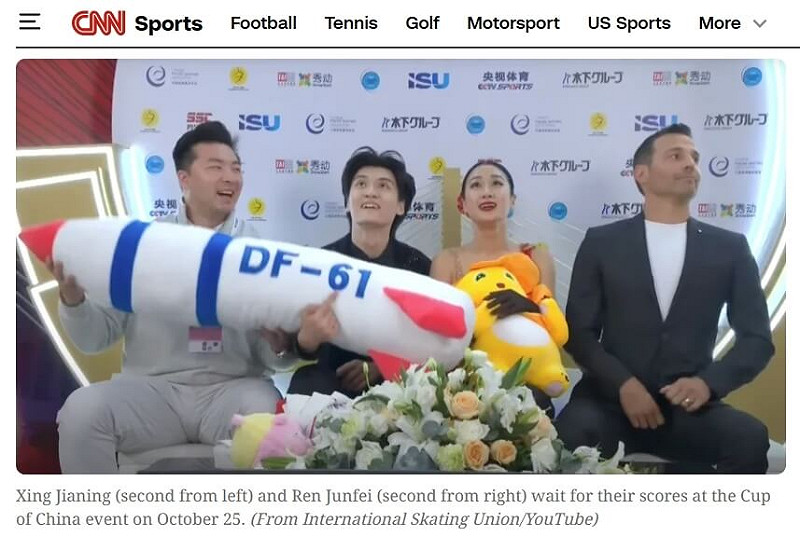 國際滑冰總會花式滑冰大獎賽中國盃賽事24日至26日在重慶市舉行，中國選手任俊霏（左2）與邢珈寧（右2）25日在比賽展示東風61型飛彈玩偶。（圖取自美國有線電視網網頁edition.cnn.com）   