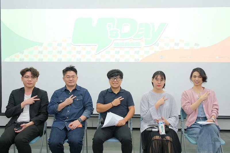 Y’s Day「週三青年日」29日晚上舉辦第129場「當我們談論政治與中國:從展覽現場到公共討論」。舞台上由左至右為蔡明穎、藍士博、胡瀚雯、林子莛、陳璽安。   圖:Y’s Day「週三青年日」