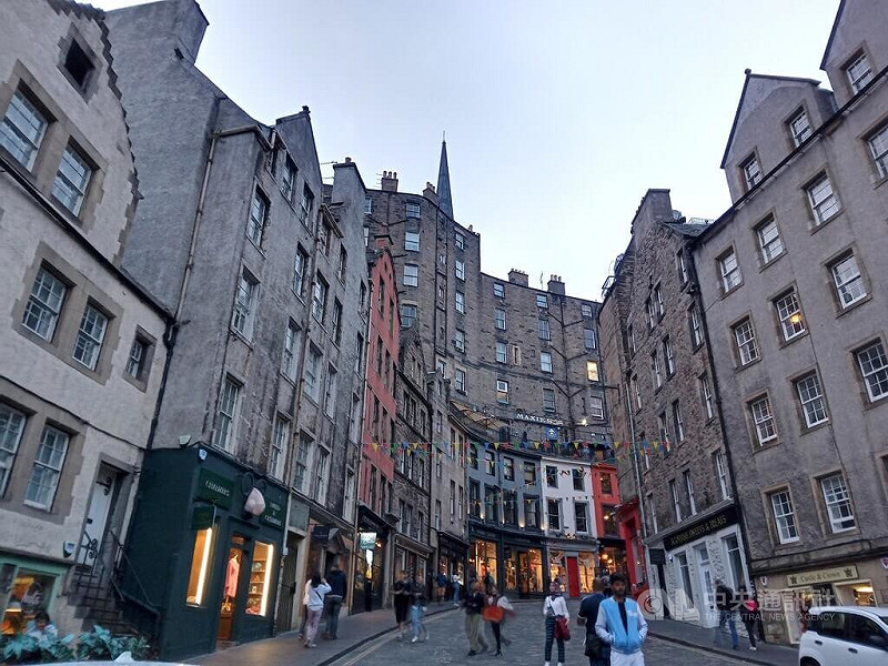 英國蘇格蘭首府愛丁堡數週前發生一起台灣留學生在公車上無端遭圍毆事件，過程被錄影、上傳網路。蘇格蘭警方29日告訴中央社，已有3名青少年被起訴。圖為愛丁堡街景。中央社記者陳韻聿倫敦攝　114年10月30日   圖：中央社提供