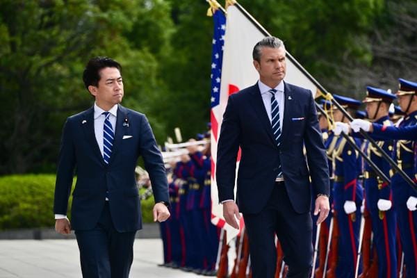 美國國防部長海格塞斯（Pete Hegseth）(右)與日本防衛相小泉進次郎。&nbsp;&nbsp;&nbsp;圖：翻攝自日本防衛省官網