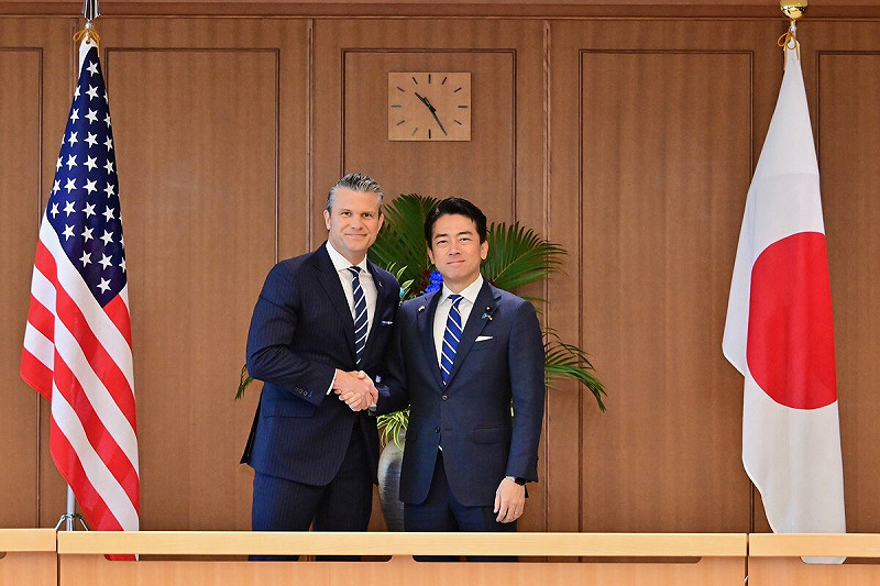 美國國防部長海格塞斯與日本防衛大臣小泉進次郎在東京會晤。   圖：翻攝自日本防衛省Ｘ