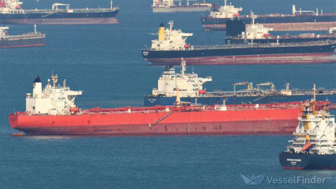 載有約 73 萬桶俄羅斯原油的「富裡亞號」(Furia)油輪,原定前往印度古吉拉特邦的煉油廠,但在 10 月 28 日於丹麥與德國之間的海峽突然掉頭返航,目前停泊於波羅的海。目前幫俄羅斯運油的影子艦隊紛紛受到制裁。   圖:翻攝自X帳號@nexta_tv