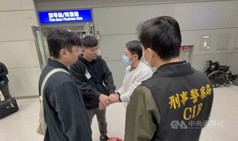 台籍通緝犯45歲蔡姓男子(右2)在美落網,他因酒駕撞死2人且另涉性侵幼童等案,刑事局30日說,他29日已遣返回台接受司法審判,後續交由桃園市警察局帶回偵辦,預計將移送桃園地檢署。(翻攝照片)中央社記者黃麗芸傳真 114年10月30日