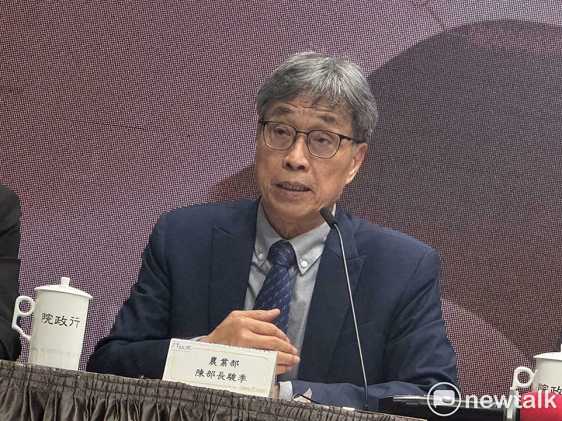 農業部長陳駿季在行政院會後記者會表示,因非洲豬瘟補助的預算規模初估將近11億元,影響人數多達6.2至6.4萬人,由於有些行政作業程序尚待完備,盡可能在下周一接受申請。   圖:謝莉慧/攝