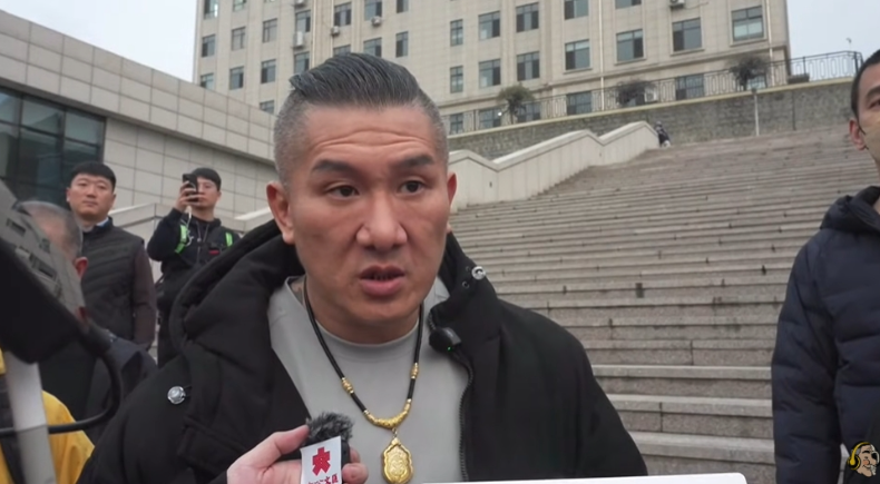 館長提到近期的藝人閃兵案時，他忍不住怒嗆「政治人物、藝人都在閃兵，都是軟腳蝦，還喊抗中保台」。   圖：翻攝自館長惡名昭彰YT頻道