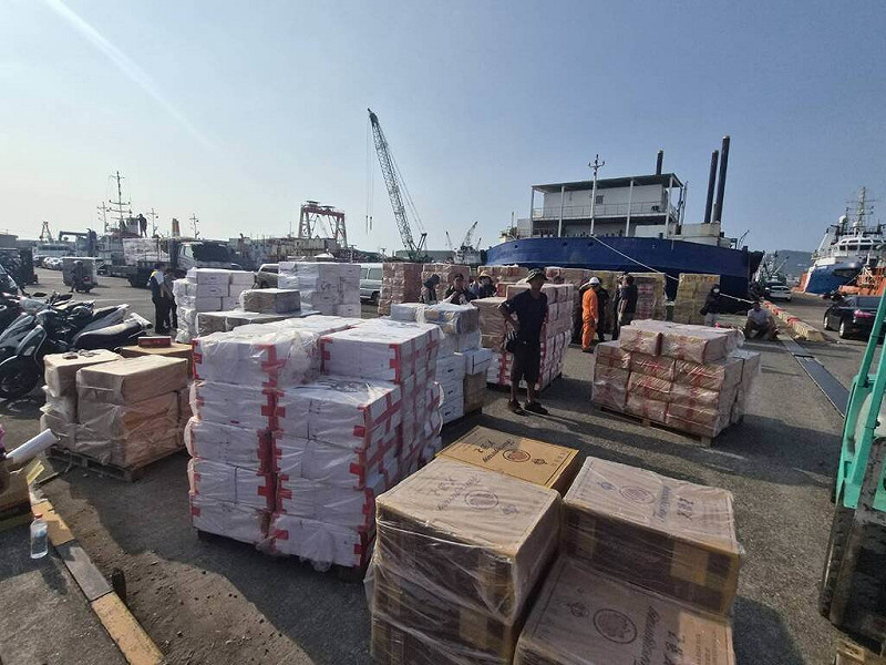 警政署保三總隊與海巡接獲情資,24日在高雄港西南海域登檢坦尚尼亞籍貨輪,查獲市值逾新台幣4000萬走私菸品,以及133公噸冷凍雞肉、豬肉等。(警政署保三總隊提供)中央社記者洪學廣傳真 114年10月30日