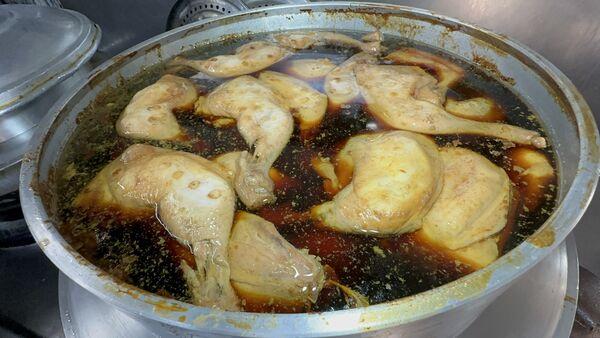 彰化知名美食阿泉爌肉飯,今日最後一鍋秒殺售罄,改賣雞腿飯。   圖:翻攝畫面