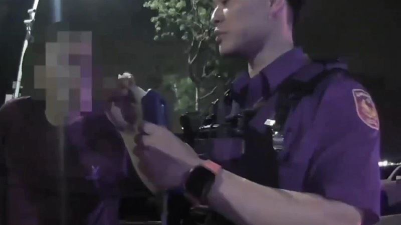 高雄吳姓駕駛酒駕拒測,更搬出警友會威脅將員警調去六龜區。   圖:翻攝畫面