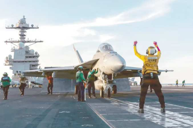 一架F/A-18F「超級大黃蜂」艦載戰鬥機準備從「福特號」核動力航空母艦上彈射起飛。   圖:翻攝自環球網