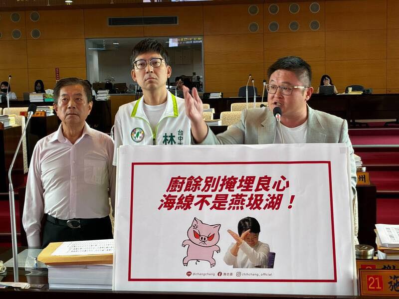 民進黨台中市議員林祈烽30日踢爆,台中市37家廚餘畜牧場今年截至9月底僅完成107場次稽查,應查333場次,短少多達226場,導致防疫破口一再擴大。   圖:翻攝自周軒臉書