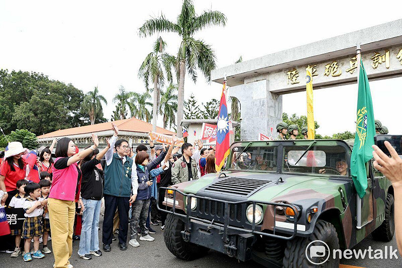 駐守台南永康長達73年的陸軍砲兵學校即將正式遷駐關廟，今日完成最後一趟搬遷作業。為感念砲校長年駐防地方、守護鄉里的深厚情誼，台南市政府特別舉辦歡送與祝福活動，由市長黃偉哲代表全體市民向官兵表達誠摯謝意。   圖：台南市政府提供