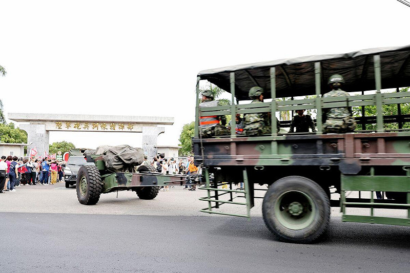 駐守台南永康長達73年的陸軍砲兵學校即將正式遷駐關廟，今日完成最後一趟搬遷作業。   圖：台南市政府提供