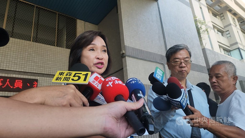 高雄市美濃區「大峽谷」案，中國國民黨籍立法委員柯志恩（左）針對民主進步黨稱「柯志恩爆破自家特助」提告。台灣高雄地方檢察署30日傳喚柯志恩說明，柯志恩進雄檢前接受媒體聯訪。中央社記者洪學廣攝　114年10月30日   