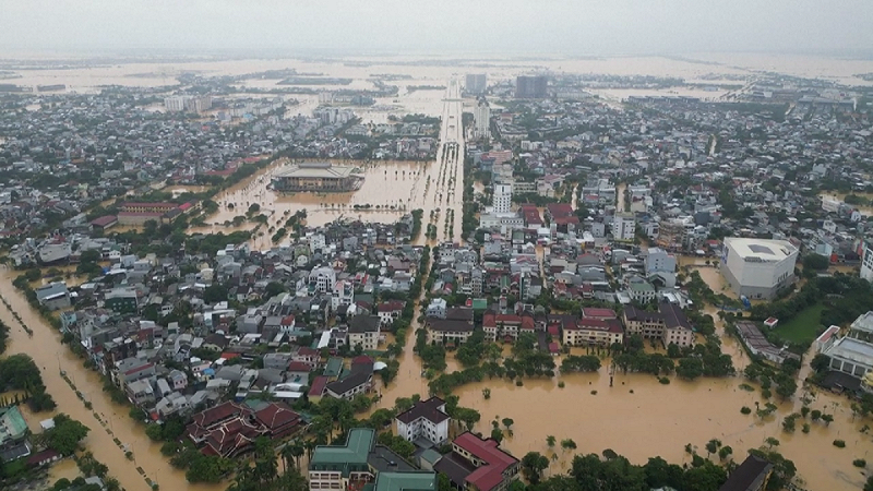 越南中部本週遭遇創紀錄暴雨，引發嚴重洪水與山崩，已造成至少 7 人死亡、5 人失蹤，超過 10 萬戶房屋泡水。   圖:翻攝自影片
