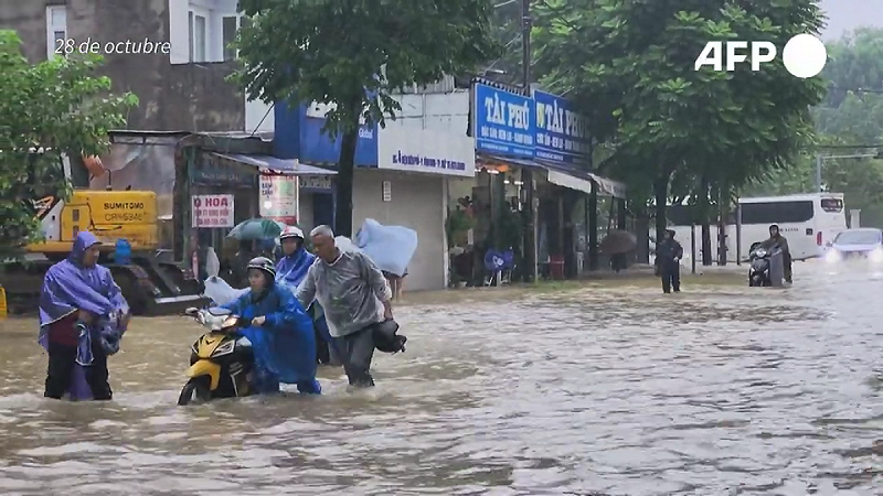 越南中部本週遭遇創紀錄暴雨，引發嚴重洪水與山崩，已造成至少 7 人死亡、5 人失蹤，超過 10 萬戶房屋泡水。   圖:翻攝自影片