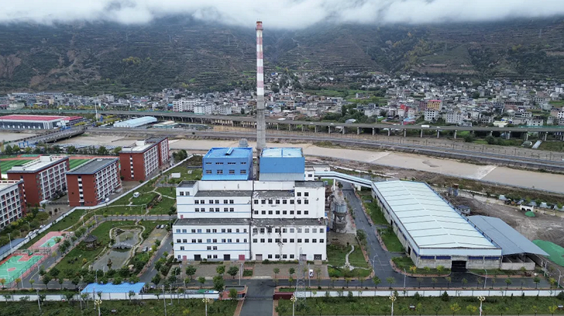 2018 年,宏源公司在中國蘭州投資貿易洽談會上與岷縣政府簽署《岷縣城區集中供熱改造建設項目合作協議》,取得老城區及多個新區域的獨家供熱經營權,期限自 2018 年 8 月 24 日至 2048 年 8 月 23 日。   圖:翻攝自 大象新聞