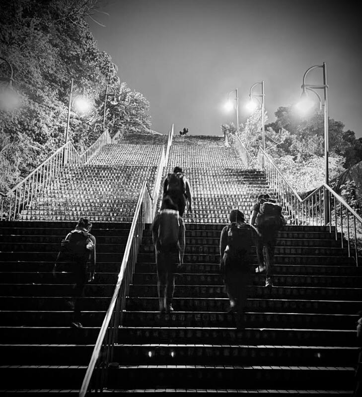 木柵自訓團日前舉行「貓空行動」,執行包括水源地取水、地下避難、急救處理等。   圖:翻攝自木柵自訓團臉書