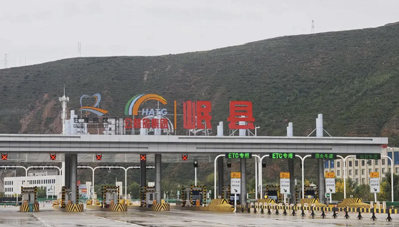 甘肅岷縣宏源清潔熱力有限公司透過政府招商引資途徑投資岷縣供熱項目,與岷縣政府簽訂為期 30 年的供熱特許經營協議,累計投入 3.7 億元,用於建設和維護岷縣城區集中供熱系統。   圖:翻攝自 大象新聞