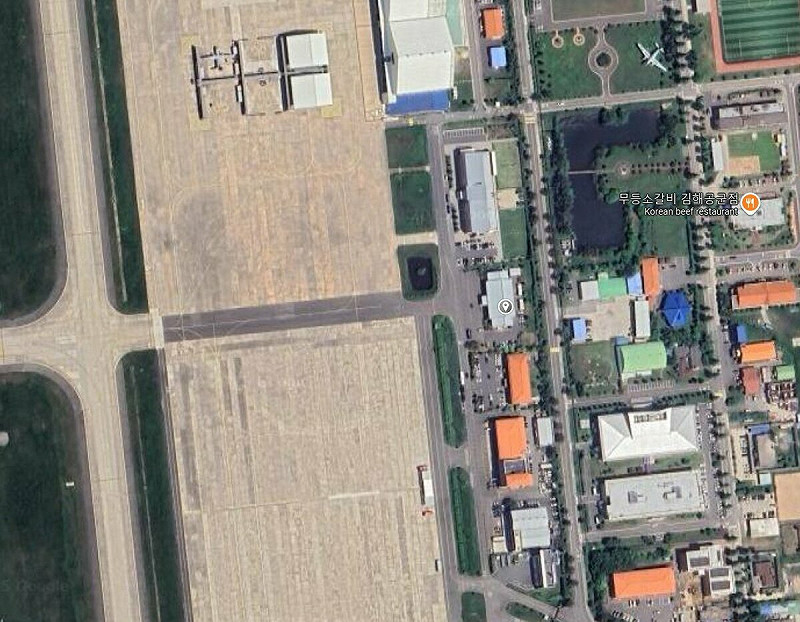 據悉，這場臨時定案的會面地點相當樸素，就在金海國際機場的一棟小樓裡。韓方據說四天前才接到通知，臨時布置場地。 圖:翻攝自Google地圖