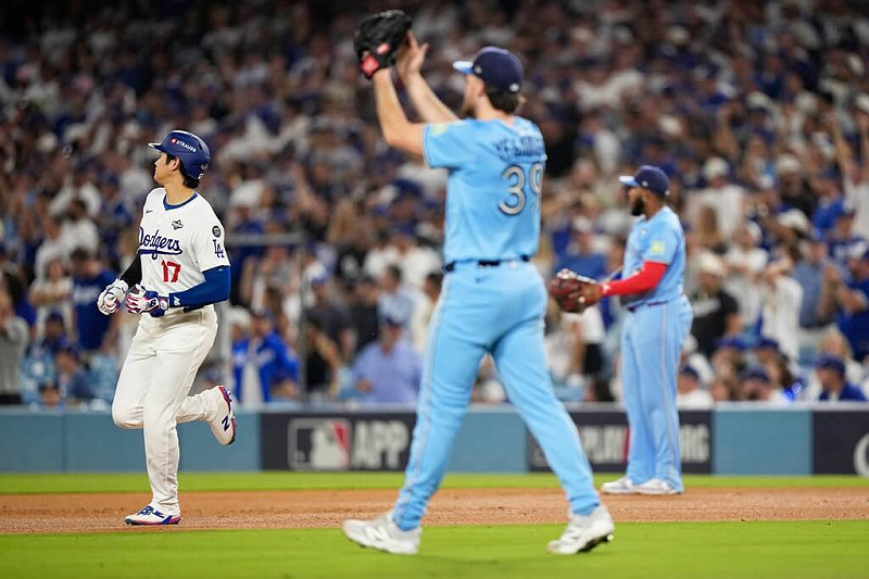 美國職棒世界大賽第5戰29日舉行,第6局道奇隊大谷翔平擊出高飛球出局後,藍鳥隊投手耶薩維奇鼓掌慶賀。(美聯社)