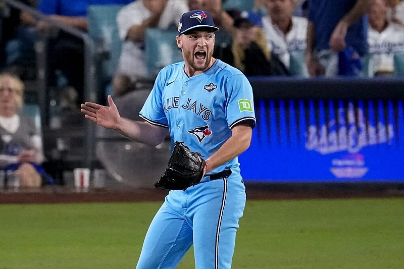 藍鳥22歲投手耶薩維奇29日在世界大賽第5戰壓制道奇打線,第7局投出三振後開心慶賀。(美聯社)