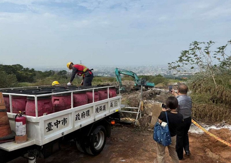 台中一處養豬場確診非洲豬瘟,台中地檢署30日派員前往垃圾掩埋場實地履勘,詳實觀察廚餘掩埋與焚化作業流程。(檢方提供)中央社記者蘇木春傳真 114年10月30日