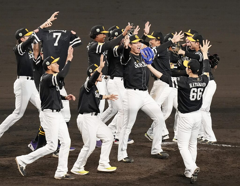 日本職棒總冠軍賽30日進行G5，福岡軟銀鷹隊以3比2擊退阪神虎隊，奪下睽違5年的冠軍。（共同社）   