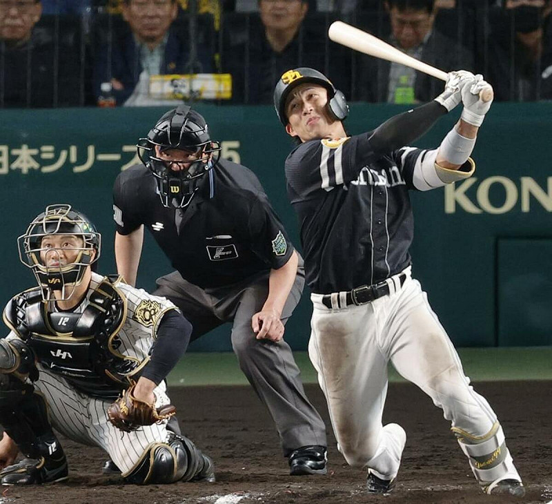軟銀靠著野村勇轟出陽春砲，最終以3比2擊退阪神。（共同社）   