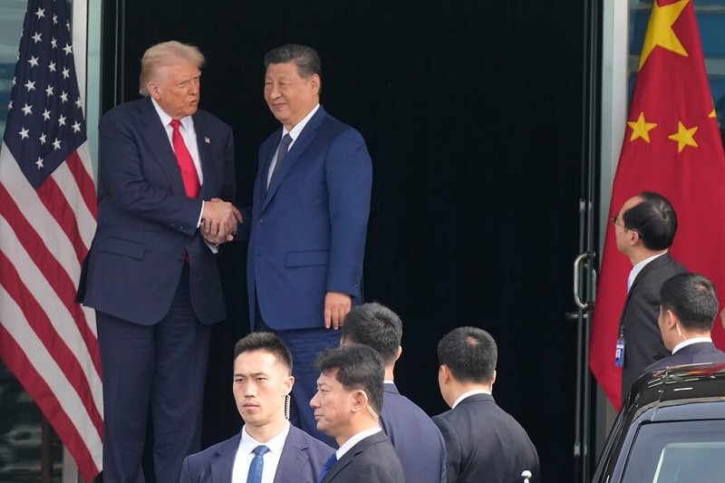 美國總統川普(後左)與中國國家主席習近平(後右)30日在韓國釜山會談,會談結束後兩人在會場外握手致意。(美聯社)   圖:中央社提供
