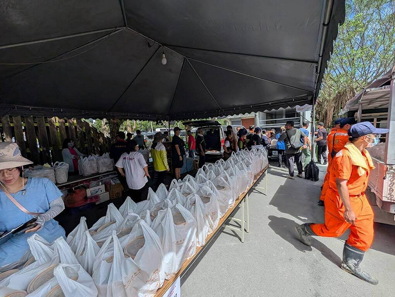 花蓮縣政府遭質疑,不要外界熱心提供的免費熱食,竟花近億元自行採購便當。   圖:花蓮縣政府提供