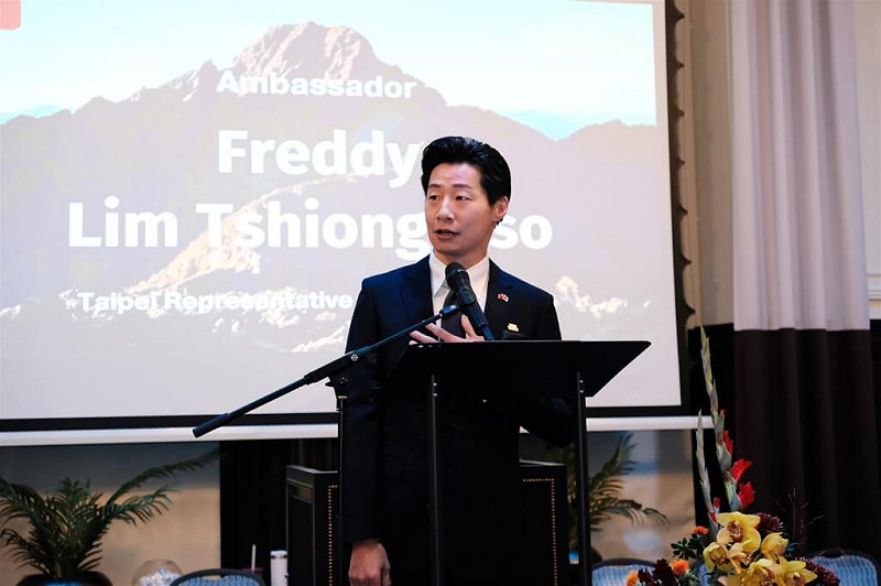 駐芬蘭代表林昶佐駐8日在114年國慶酒會上致詞。   圖：駐芬蘭代表處提供