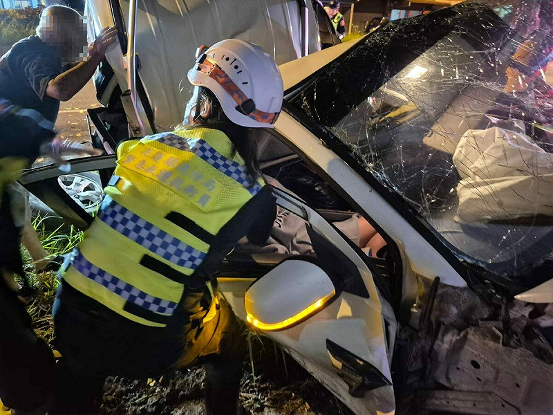 車輛撞擊力道猛烈,造成車上擋風玻璃破碎。   圖:花蓮縣消防局提供