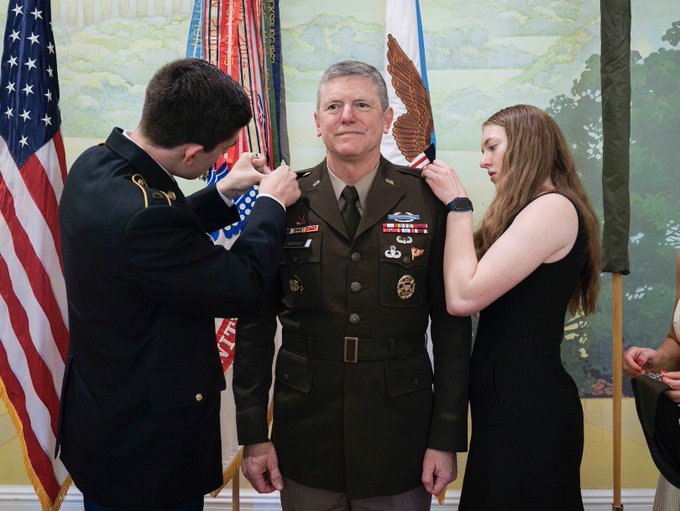 麥基與國防部長赫格塞斯及參謀長聯席會議主席丹·「雷津」·凱恩將軍(Dan “Ragin” Kane)長期在多項戰略議題上意見不合,包括俄烏戰爭評估、加勒比地區軍事行動以及五角大廈決策節奏等問題。 圖:翻攝自X帳號@sentdefender 麥基與國防部長赫格塞斯及參謀長聯席會議主席丹·「雷津」·凱恩將軍(Dan “Ragin” Kane)長期在多項戰略議題上意見不合,包括俄烏戰爭評估、加勒比地區軍事行動以及五角大廈決策節奏等問題。 圖:翻攝自X帳號@sentdefender