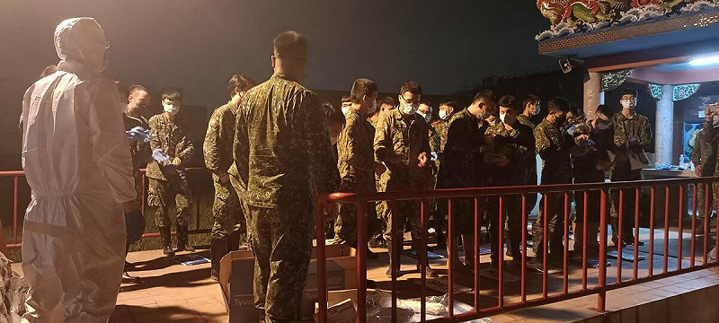 今(31)日國防部再加派50名國軍人力到場支援。   圖:國防部提供