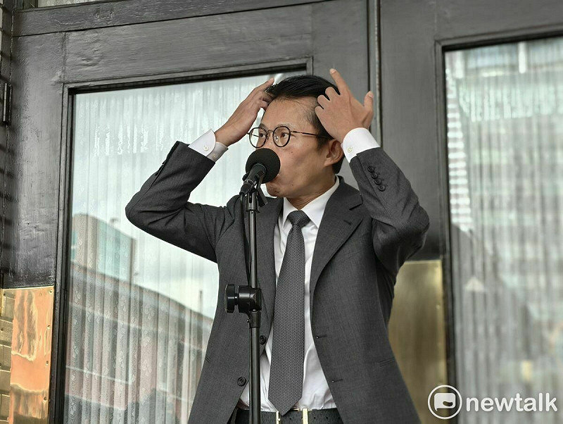 民眾黨主席兼黨團總召黃國昌今遭問有媒體人爆料他禿頭、戴髮片,他當場撥髮給媒體看、3度無奈喊「台灣的媒體怎麼會病態成這個樣子?」   圖:周煊惠 / 攝