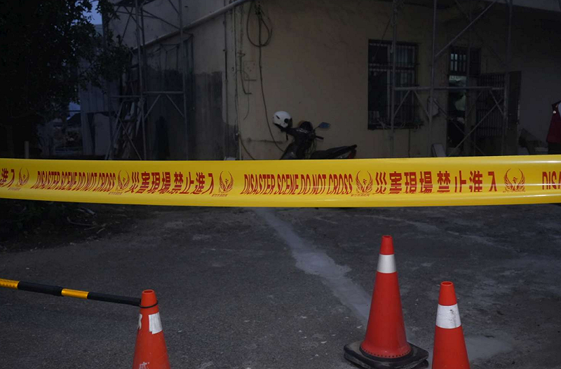 都發處會同警察單位拉設警戒線封鎖現場。   圖:新竹市政府提供