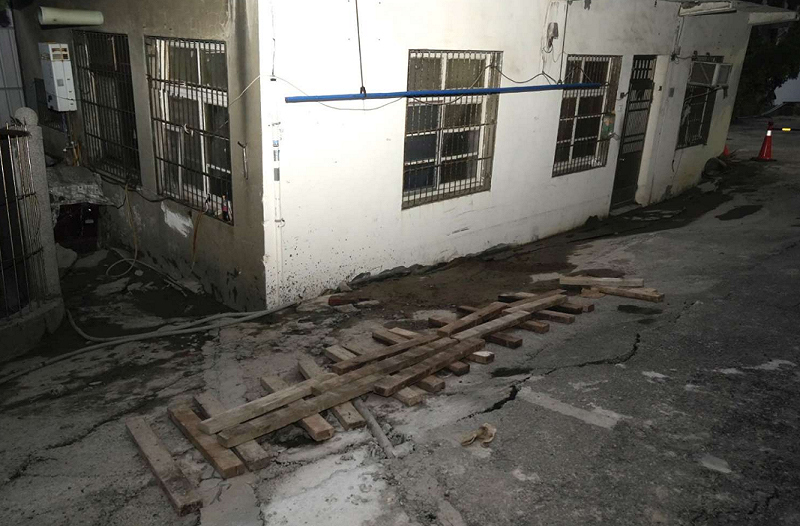 受附近工地建案影響,當地房屋出現塌陷、土地龜裂情形。   圖:新竹市政府提供