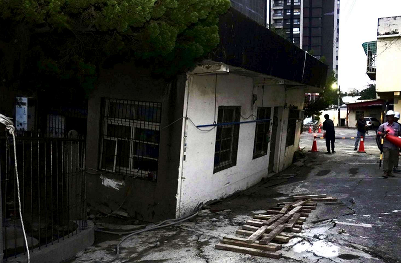 現場受影響建物,出現明顯下陷情形。   圖:新竹市政府提供