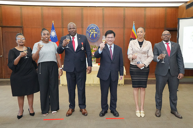 林佳龍頒贈「睦誼外交獎章」給史瓦帝尼王國王家警察總長馬桑戈(Manoma Vusie Masango,左三)。   圖:翻攝自林佳龍臉書