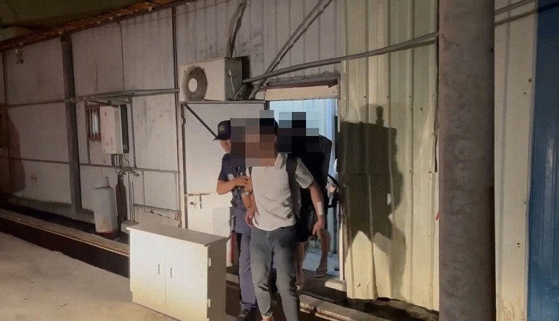 高雄大社工業區一間小吃部暗中經營「越式KTV」,供越南籍移工辦毒品趴,高雄市政府警察局刑事警察大隊獲報破門攻堅,當場查獲共38人。(高市刑事警察大隊提供)中央社記者洪學廣傳真 114年10月31日