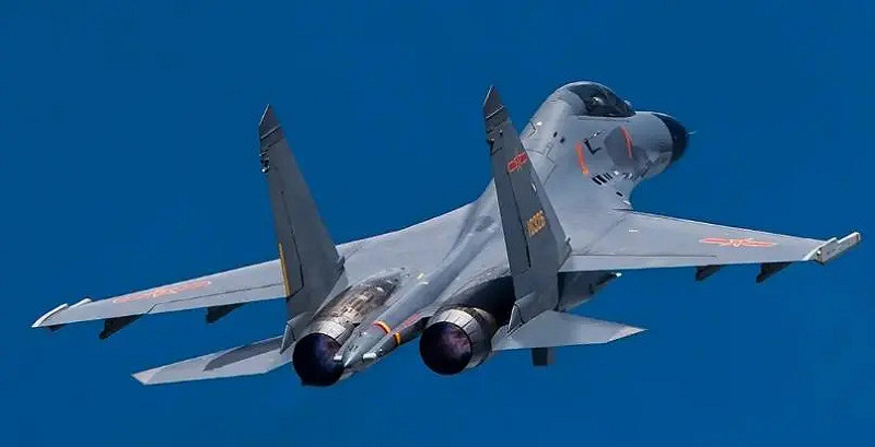 中國若能將雷射砲掛載在殲-11B 戰鬥機,將比美軍進度更快速。 圖:翻攝自 騰訊新聞@矚望雲霄  中國若能將雷射砲掛載在殲-11B 戰鬥機,將比美軍進度更快速。 圖:翻攝自 騰訊新聞@矚望雲霄