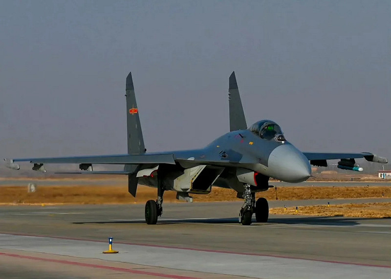 雷射砲若安裝於殲-11 戰鬥機翼內側,能將正面導彈燒穿導引頭。 圖:翻攝自 騰訊新聞@矚望雲霄  雷射砲若安裝於殲-11 戰鬥機翼內側,能將正面導彈燒穿導引頭。 圖:翻攝自 騰訊新聞@矚望雲霄