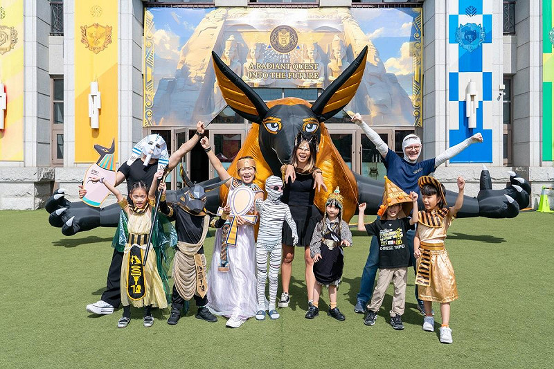 八米寬的古埃及死神阿努比斯拔地而起,成為葳格小學北屯校區的吸睛打卡點。   圖:葳格小學/提供