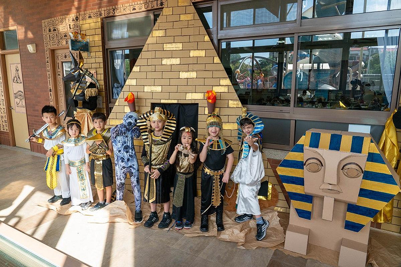 葳格家長精心為孩子變裝,熱心佈置教室走廊。   圖:葳格小學/提供