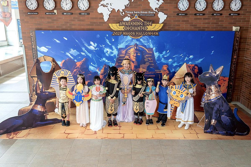 葳格小學北屯校區埃及風萬聖節,校長管珮慧(中)與學生同歡。   圖:葳格小學/提供